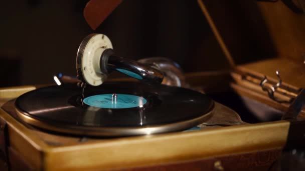 Vinyl plate is spinning on an old pathephone , finishing record - Footage, Video