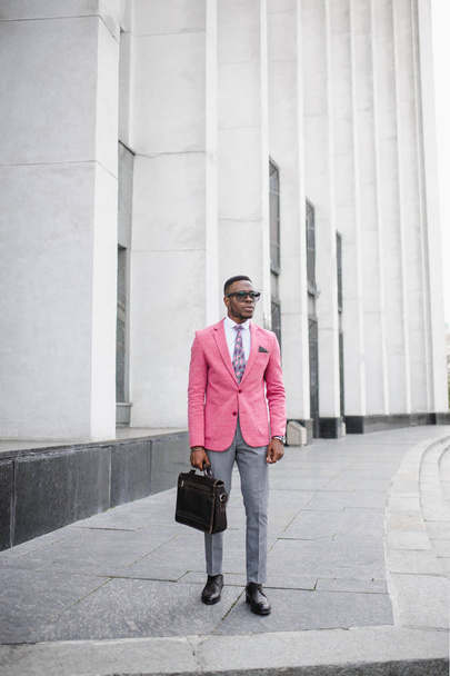 Hombre afroamericano de moda guapo posando sobre un nuevo look de moda
.  - Foto, Imagen