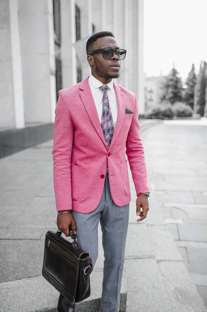 Knappe mode Afro-Amerikaanse man die zich voordeed op nieuwe trendy look.  - Foto, afbeelding
