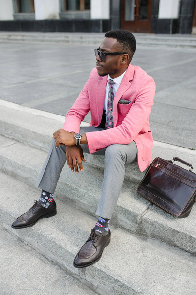 Hombre afroamericano de moda guapo posando sobre un nuevo look de moda
.  - Foto, Imagen