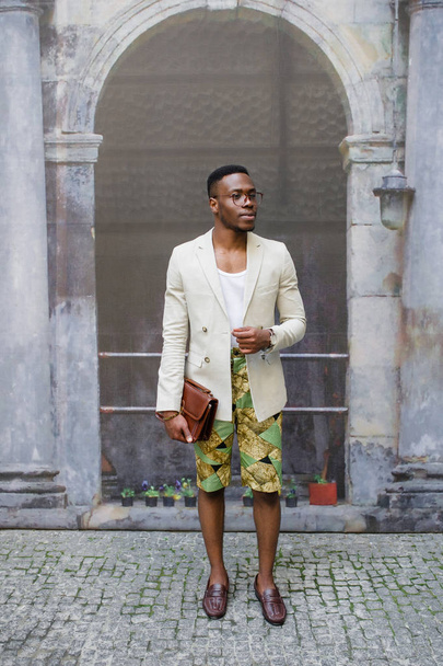 Красива мода афроамериканський чоловік позує на новий модний вигляд
.  - Фото, зображення