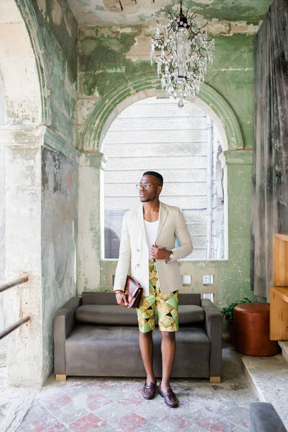 Yakışıklı moda Afro-Amerikan adam yeni trendy bir görünüm üzerinde poz.  - Fotoğraf, Görsel