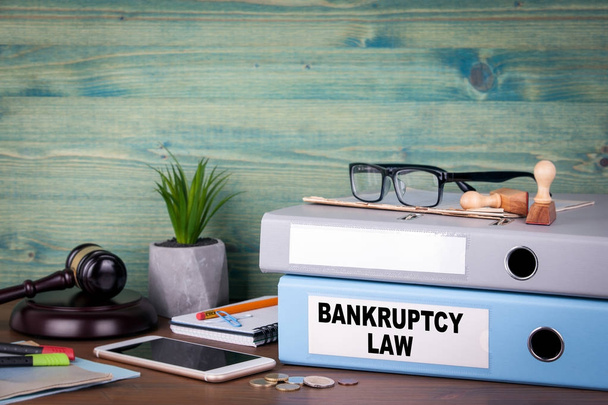 Закон про банкрутство. Бюргер на столі в офісі. Бізнес фон
 - Фото, зображення