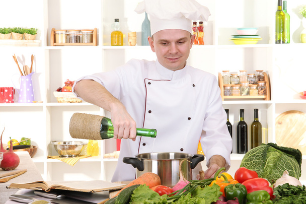 Chef cooking in kitchen - Valokuva, kuva