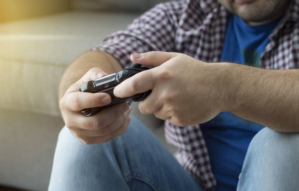 un giovane con joystick giocare ai videogiochi a casa spendere t
 - Foto, immagini