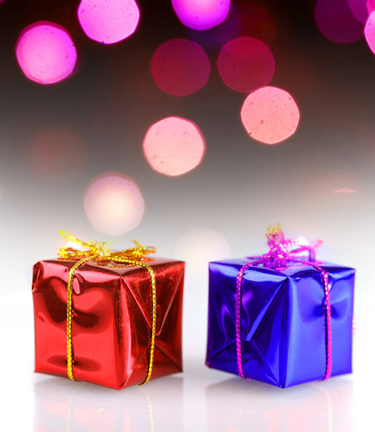 Dos pequeñas cajas de regalo rojas
 - Foto, imagen