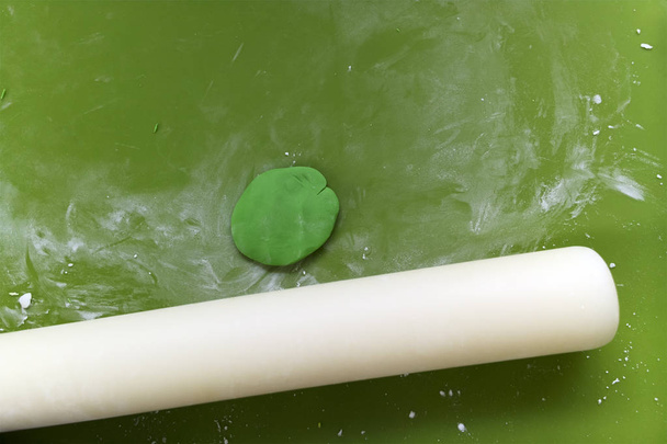 麺棒で円形の緑フォンダン - 写真・画像