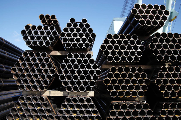 pile de tubes en acier industriel contre ciel bleu clair
  - Photo, image