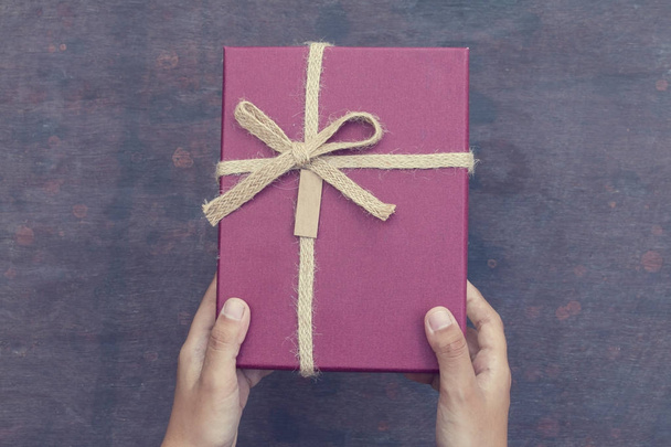 Giovane donna mani in possesso di scatola regalo rossa
  - Foto, immagini
