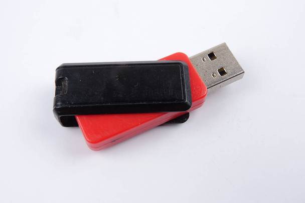 preto e vermelho flash drive isolado no fundo branco
. - Foto, Imagem