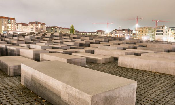 Memoriale dell'Olocausto a Berlino di notte, Germania
 - Foto, immagini