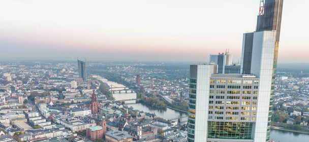 Frankfurt manzarası, Almanya Hava gece görünümü - Fotoğraf, Görsel