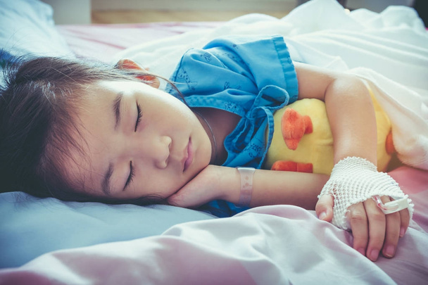 Захворювання азіатської дитини, допущеної до лікарні з солоною внутрішньовенною (IV) на руці
. - Фото, зображення