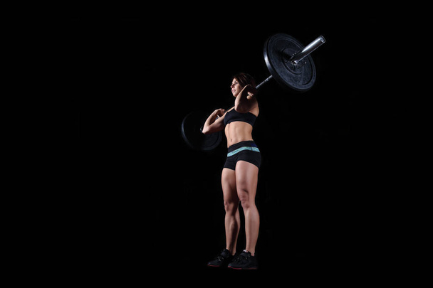 Mujer levantando peso
 - Foto, imagen