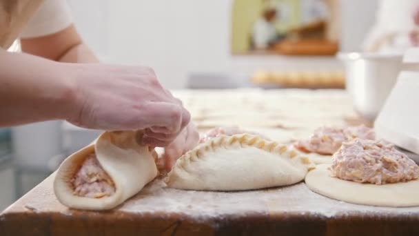 Kuchaři dělá pekařské výrobky rukou - Záběry, video