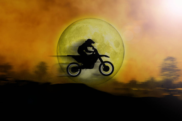 Silhouette motorkerékpár ugrik, a Hold az égen. Ez a kép a Nasa berendezett elemei - Fotó, kép
