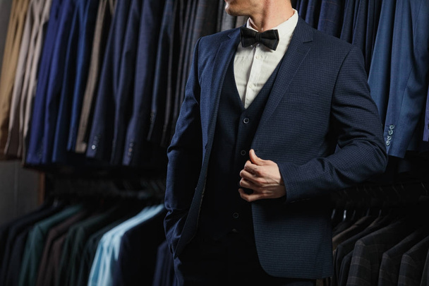 Handsome caucasian businessman dressed in the suit in suit shop - Foto, imagen
