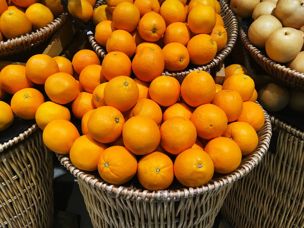 oranges display in bamboo basket  - Foto, Bild
