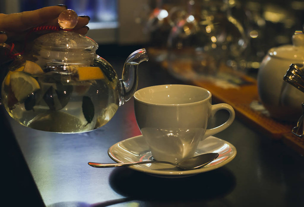 Tisane et tasse sur le comptoir du bar dans le café
 - Photo, image