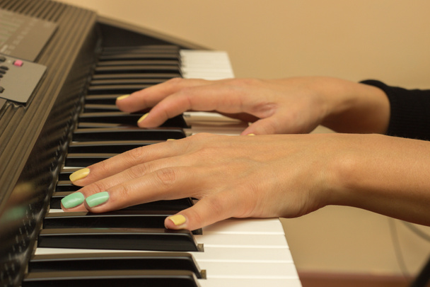Elektronik piyano klavye oynarken parmak - Fotoğraf, Görsel
