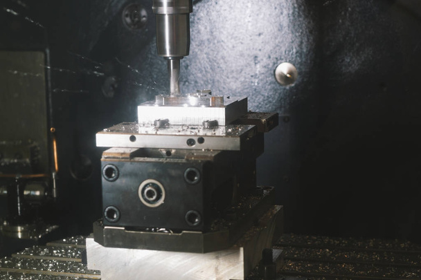 Proceso de mecanizado de metales y fabricación de máquinas - perforación automotriz
 - Foto, imagen