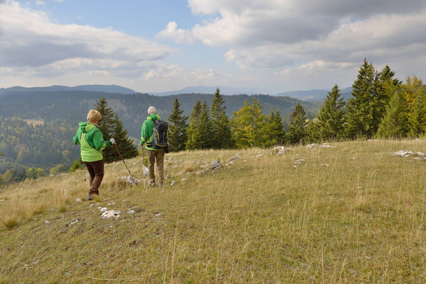 Senior tourist couple hiking at the beautiful mountains - Foto, Imagem