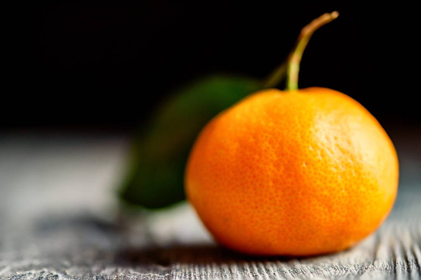 Mandarijn oranje of mandarijn op houten plank - Foto, afbeelding