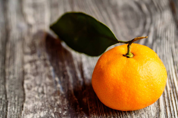 Мандаринський апельсин або мандарин на дерев'яній дошці
 - Фото, зображення