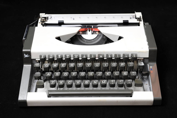 Starý cestovní ročník psacího stroje na černém pozadí - Fotografie, Obrázek