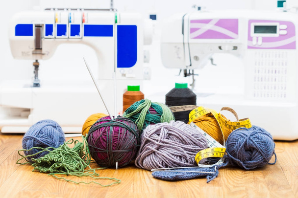 de nombreux outils à tricoter à la main et machines à coudre
 - Photo, image