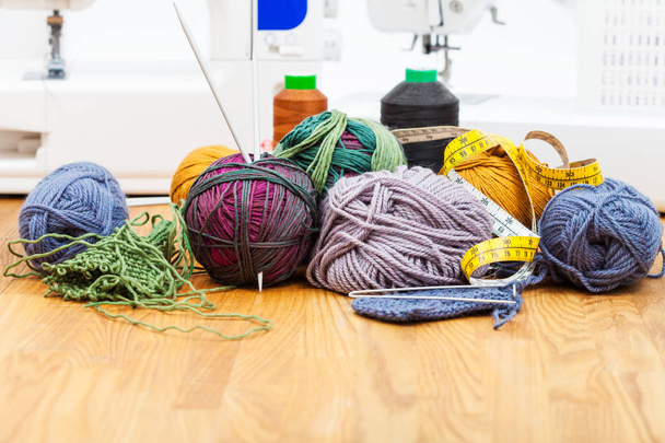 ferramentas de tricô, fios e máquinas de costura
 - Foto, Imagem