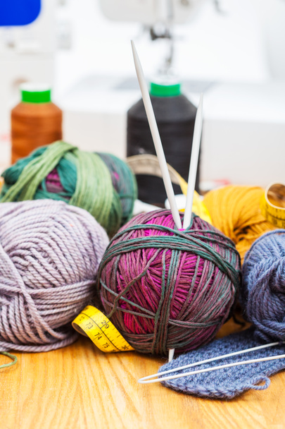 Ruční pletení a šití materiálů na stole - Fotografie, Obrázek