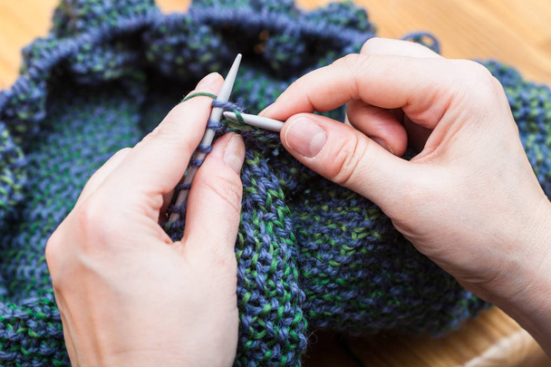 dedos femeninos tejen jersey de lana de cerca
 - Foto, Imagen