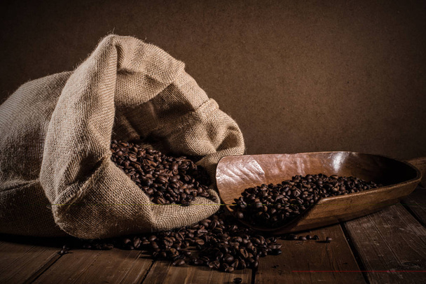 Coffee beans with jute bag - Foto, Bild