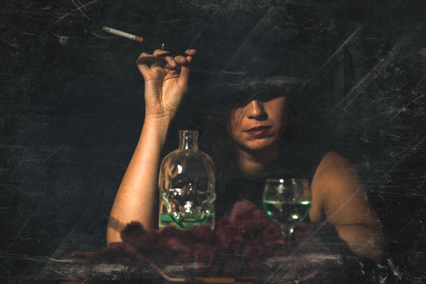 Retro woman with mouthpiece cigarette and alcohol. retro style i - Fotoğraf, Görsel