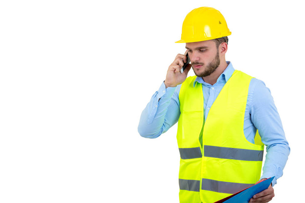 Разгневанный молодой инженер-строитель кричит по телефону
 - Фото, изображение