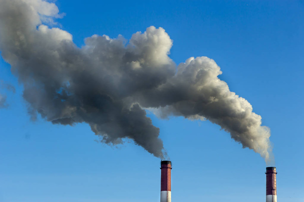工場のパイプは、大気中に有害な物質を生成します。空の背景にクローズ アップ - 写真・画像