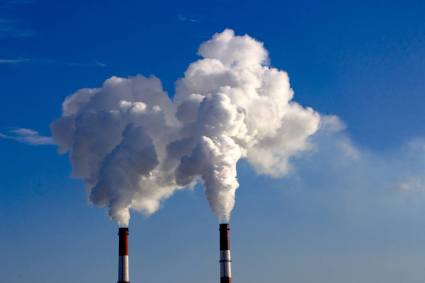 工場のパイプは、大気中に有害な物質を生成します。空の背景にクローズ アップ - 写真・画像