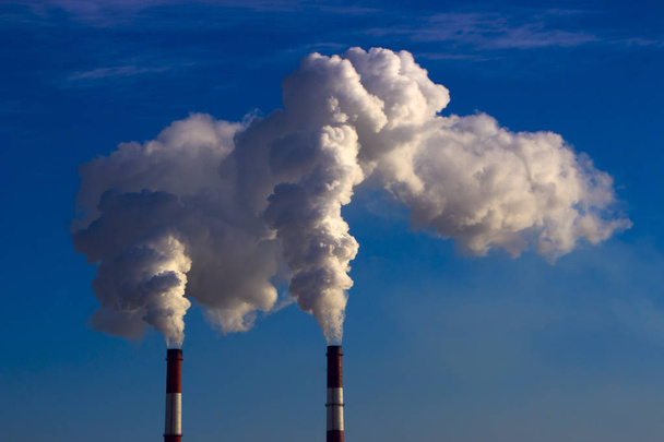 Rury instalacji emituje szkodliwych substancji do atmosfery. Zbliżenie na tle nieba - Zdjęcie, obraz