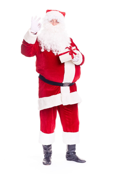 Święty Mikołaj z prezentem świątecznym - Zdjęcie, obraz