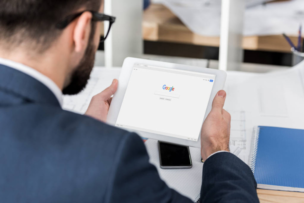 businessman holding tablet with loaded google page - Foto, immagini
