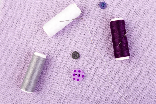 Artículos para coser ropa. Botones de coser, carretes de hilo y tela. Vista superior
. - Foto, imagen