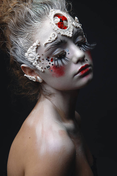 Chica joven con un pelo blanco y maquillaje creativo
 - Foto, Imagen