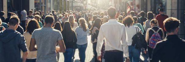 multidão de pessoas em uma rua comercial
 - Foto, Imagem