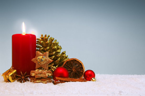 Різдвяне печиво і червона свічка пригод ізольовані на сірому
. - Фото, зображення