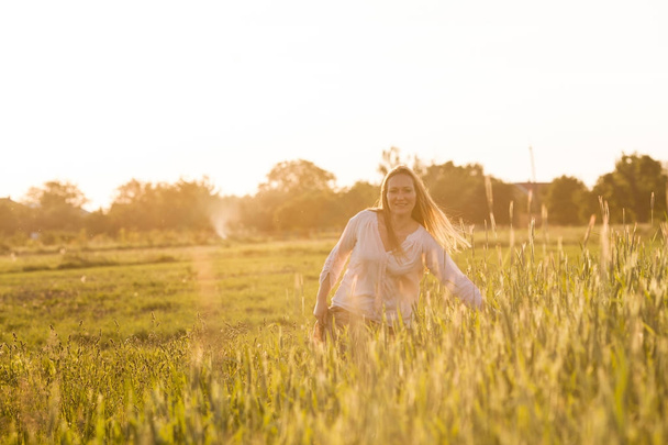 Девушка в поле
 - Фото, изображение