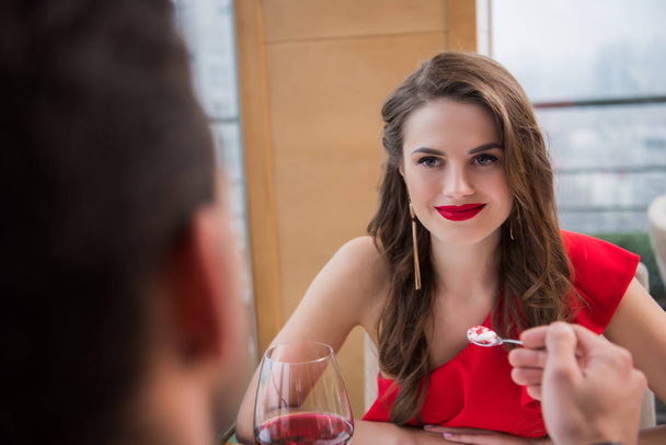 Selektiver Fokus einer lächelnden Frau, die ihren Freund beim Valentinstag-Date im Restaurant anschaut - Foto, Bild