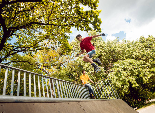 Young roller doing tricks in skatepark - Foto, Imagem