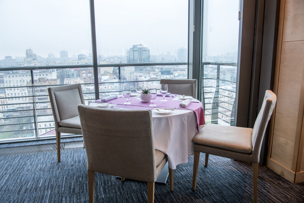 vista de cerca de la mesa servida y sillas en el restaurante
 - Foto, Imagen