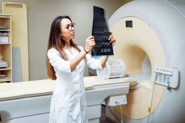 Young middle eastern female doctor in MRI room - Foto, afbeelding